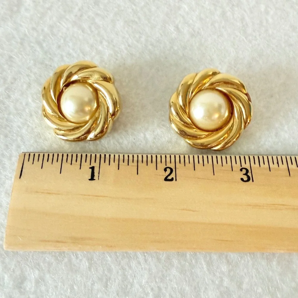 Kenneth Jay Lane KJL Clip Earrings Gold Tone Pearl Swirl Vintage‎ Chic